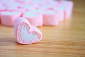 marshmallow a forma di cuore rosa per lo sfondo di San Valentino foto