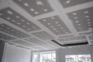 installazione di cartongesso a soffitto in cantiere foto