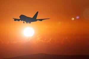 aerei passeggeri in decollo dall'aeroporto. concetto di trasporto e turismo foto