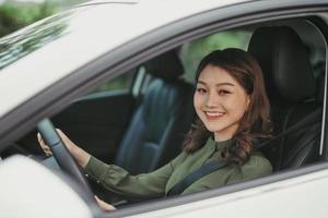 persone godere ridendo trasporto e rilassato contento donna su strada viaggio vacanza concetto foto