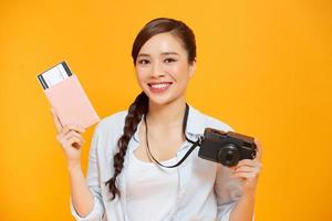 ritratto di giovane asiatico donna Tenere passaporto e Sorridi. contento persone e viaggio concetto. foto