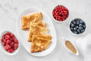 crepes con frutti di bosco freschi foto