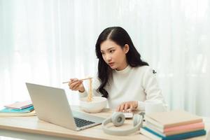 giovane asiatico ragazza seduta su scrivania opera col tempo, godere rilassare tempo.femmina Lavorando . foto