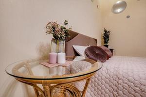 interno di moderno lusso Camera da letto nel studio appartamenti nel leggero rosa colore stile foto