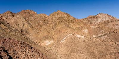 panorama nella catena montuosa del sinai egitto simile ai paesaggi marziani foto