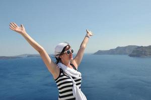 greco donna su il strade di oia, santorini, Grecia foto