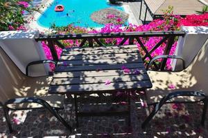 santorini Grecia, 2022 - romantico balcone con fiori e piscina Visualizza foto