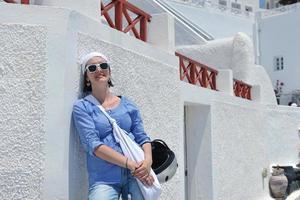 greco donna su il strade di oia, santorini, Grecia foto