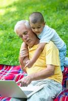 nonno e bambino utilizzando il computer portatile foto