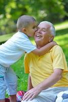 contento nonno e bambino nel parco foto