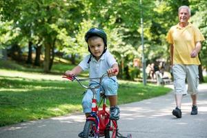 nonno e bambino avere divertimento nel parco foto