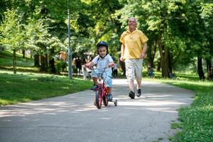 nonno e bambino avere divertimento nel parco foto