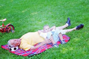 nonno e bambino nel parco utilizzando tavoletta foto