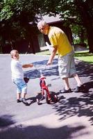 nonno e bambino avere divertimento nel parco foto