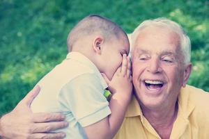 nonno e bambino avere divertimento nel parco foto