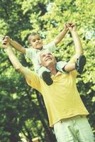 nonno e bambino avere divertimento nel parco foto