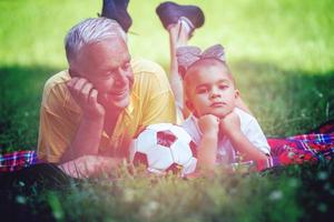 nonno e bambino avere divertimento nel parco foto