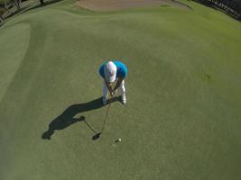 superiore Visualizza di golf giocatore colpire tiro foto