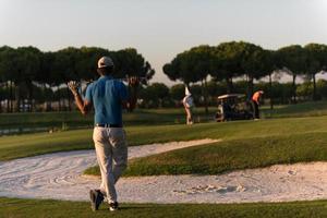 giocatore a partire dal indietro a corso guardare per buco nel distanza foto