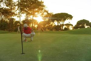 golf giocatore mirando Perfetto tiro su bellissimo tramonto foto