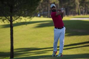 golf giocatore colpire lungo tiro foto