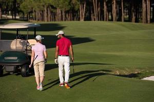 coppia a piedi su golf corso foto