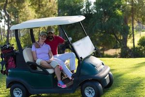 coppia nel passeggino su golf corso foto