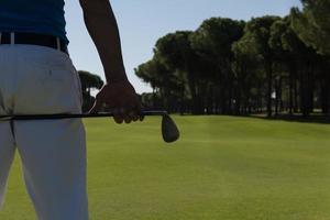 golf giocatore vicino su mano e autista a partire dal indietro foto