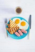 gustoso prima colazione con uova, salsicce, toast e tazza di caffè. americano prima colazione. superiore Visualizza foto