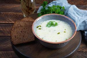 delizioso cremoso Manzo la minestra. verdura cremoso la minestra con manzo, erbe aromatiche e pane foto