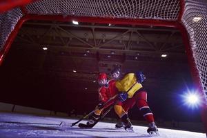 adolescente ghiaccio hockey sport Giocatori nel azione foto