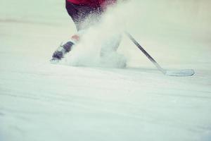 ghiaccio hockey giocatore nel azione foto