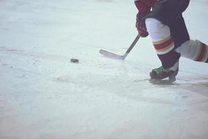 ghiaccio hockey giocatore nel azione foto