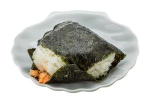 Giappone riso palla con salmone su il piatto e bianca sfondo foto
