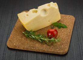 maasdam formaggio su di legno sfondo foto