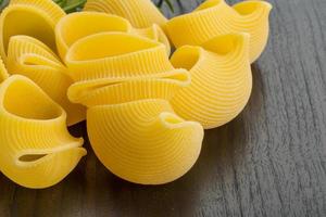 conchiglia pasta su di legno sfondo foto