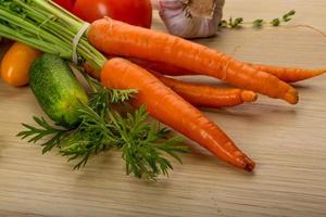 carota su di legno piatto foto