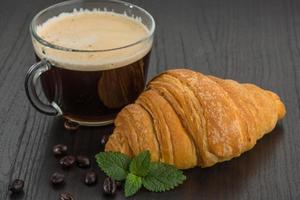 caffè con brioche su di legno sfondo foto