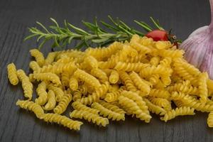 fusilli su di legno sfondo foto