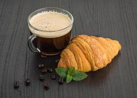 caffè con brioche su di legno sfondo foto