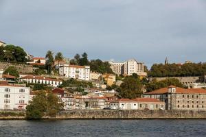 Visualizza di porto città a il Riva del fiume foto