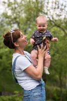 donna con bambino nel natura foto