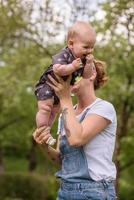 donna con bambino nel natura foto