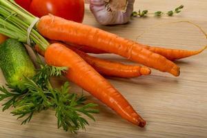 carota su di legno piatto foto