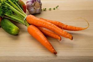 carota su di legno piatto foto