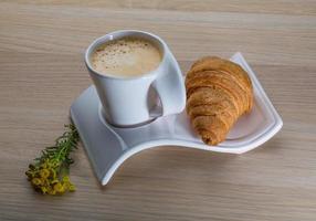 caffè con brioche su il tavola foto