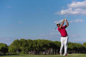 golf giocatore colpire lungo tiro foto