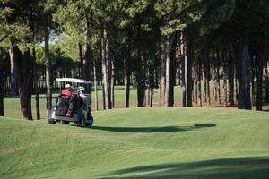 coppia nel passeggino su golf corso foto