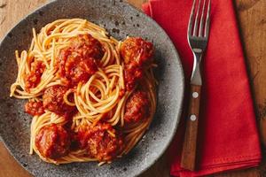 spaghetti con polpette e salsa di pomodoro. deliziose polpette di spaghetti fatti in casa foto