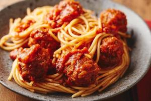 spaghetti con polpette e salsa di pomodoro. deliziose polpette di spaghetti fatti in casa foto